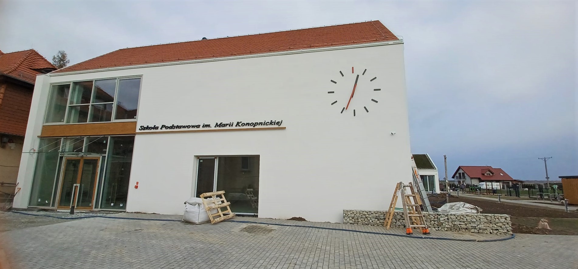Ostatni etap prac inwestycyjnych rozbudowy szkoły w Rogowie Sobóckim